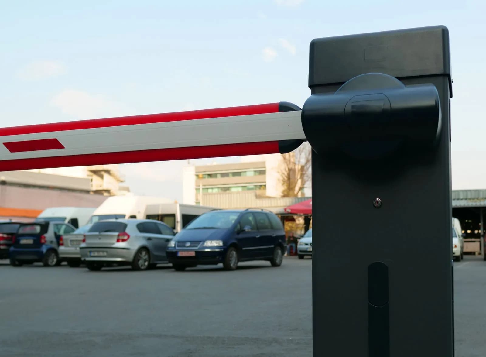 Fahrzeugeinrichtung für Schrankenanlagen- und Parkraumbewirtschaftungs-Kundendienst: Das Servicefahrzeug für Zufahrtskontrolltechniker