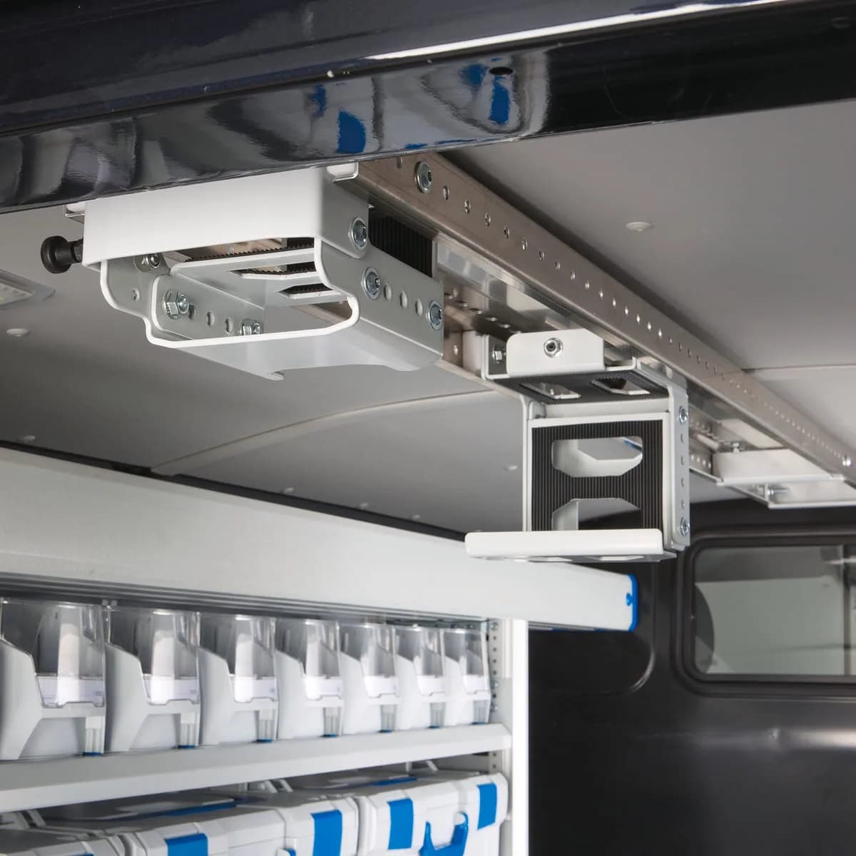 Leitern im Transporter: Prüfung, Transport und sichere Befestigung für Handwerksbetriebe